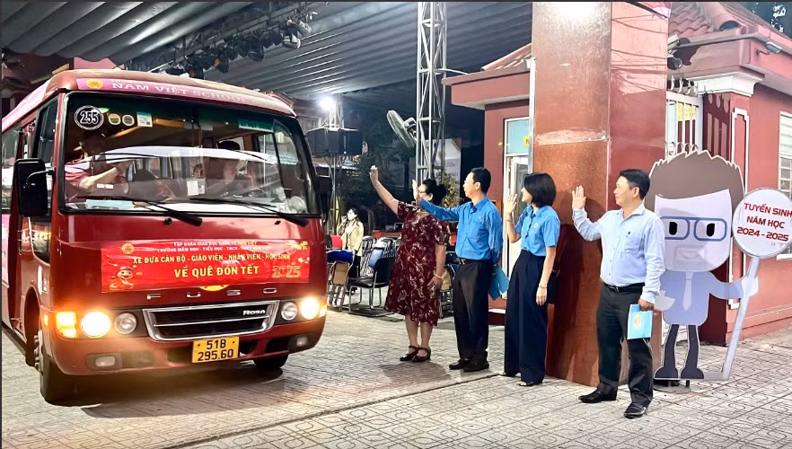 hoc-sinh-giao-vien-tphcm-don-tet.png