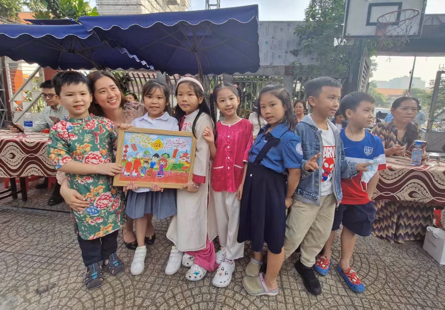 hoc-sinh-giao-vien-tphcm-don-tet-5.jpg