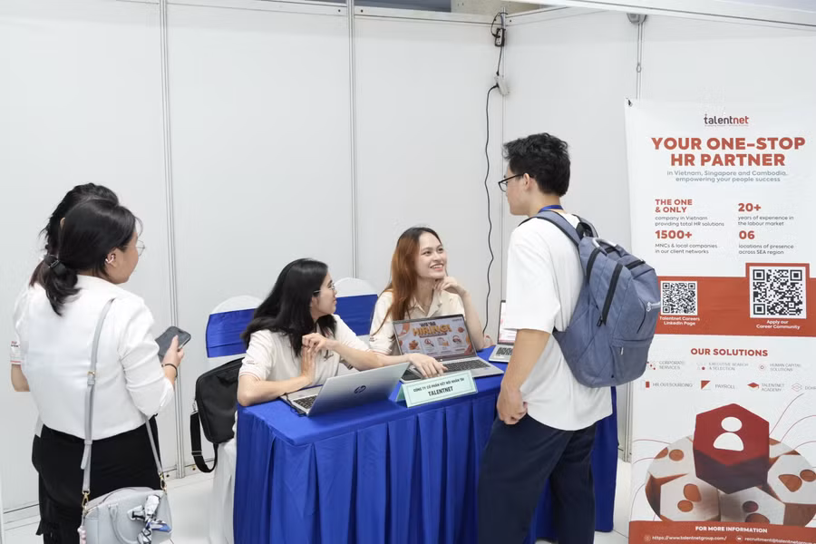Sinh viên tìm hiểu tại ngày hội việc làm năm 2026 do Trường Đại học Mở TPHCM tổ chức.