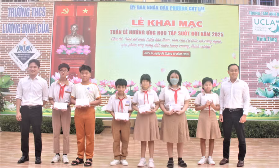 Học sinh Trường THCS Lương Định Của nhận học bổng tại chương trình.