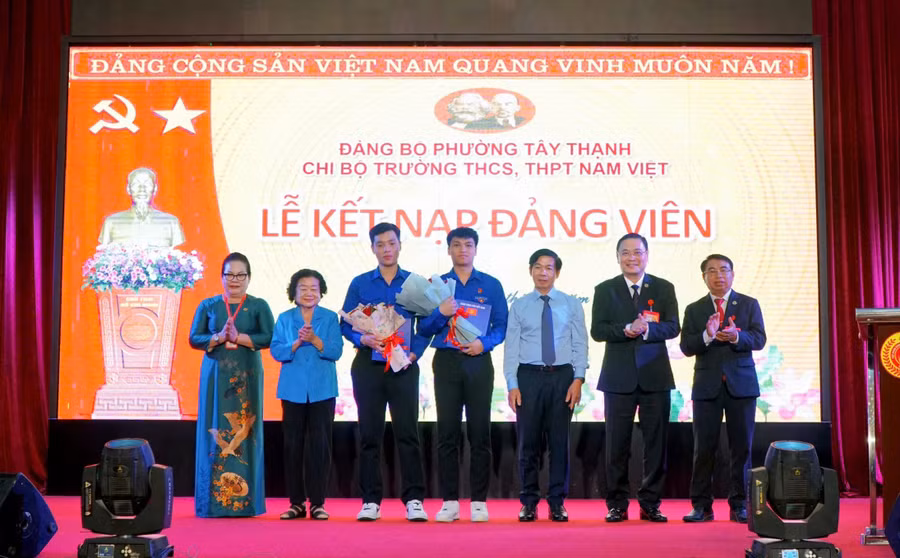 Bà Trương Mỹ Hoa Cùng lành đạo phường Tây Thạnh và Tập đoàn Giáo dục Quốc tế Nam Việt tặng hoa chúc mừng 2 đảng viên trẻ.