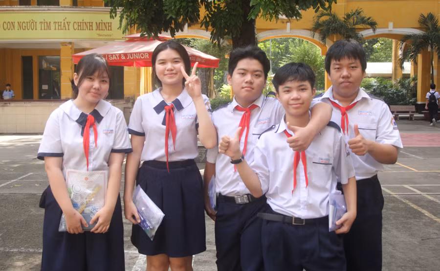 Thí sinh tại điểm thi Trường THPT Trưng Vương (Quận 1, TPHCM) tự tin, phấn khởi tại buổi làm thủ tục dự thi.