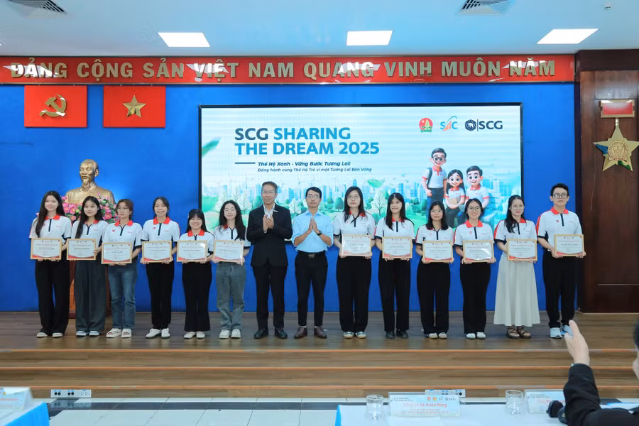 Ông Lê Xuân Dũng, Giám đốc Trung tâm Hỗ trợ học sinh, sinh viên TPHCM và Ông Niwat Athiwattananont, Phó Chủ tịch SCG Việt Nam trao học bổng cho các bạn sinh viên.