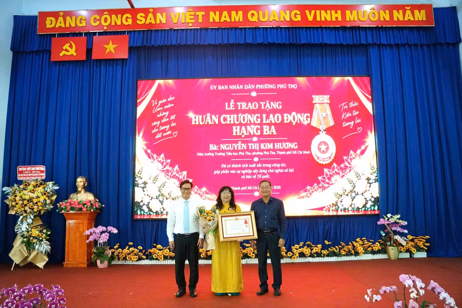 Bà Nguyễn Thị Kim Hương đón nhận Huân chương Lao động hạng Ba.