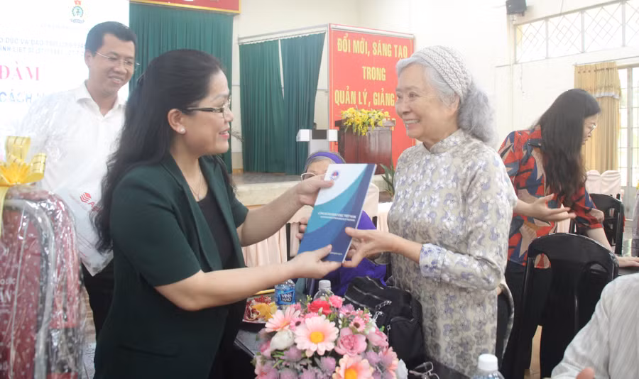 toa-dam-80-nam-ngay-nha-giao-4.jpg