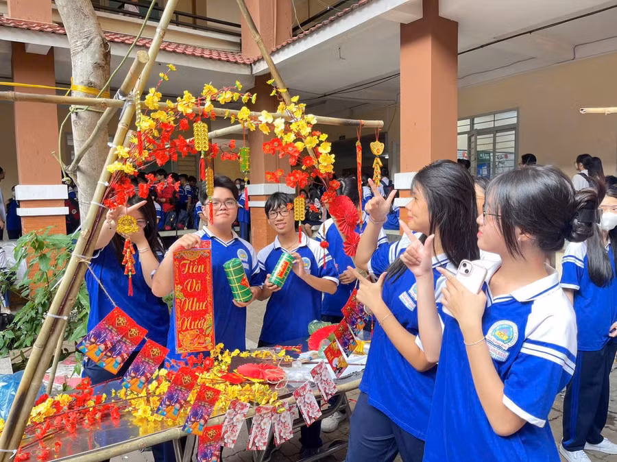 truong-hoc-tphcm-ron-rang-sac-xuan12.jpg
