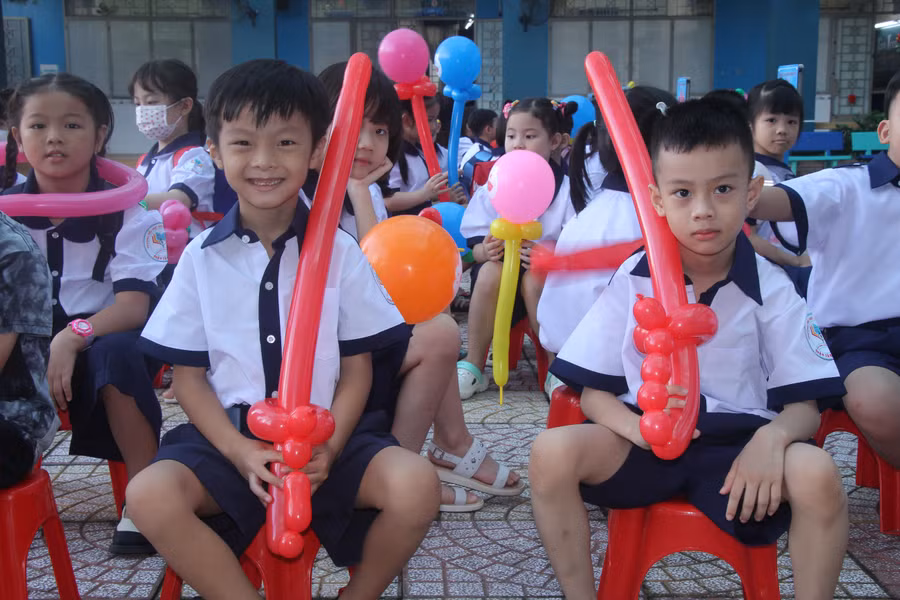 Học sinh lớp 1, Trường tiểu học Nguyễn Thanh Tuyền vui tươi trong ngày đầu đến trường.