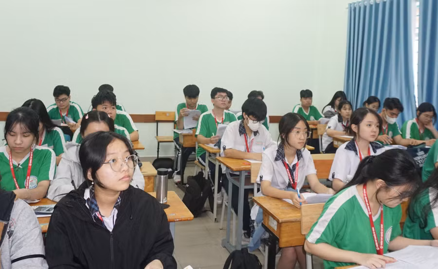 Học sinh lớp 12 Trường THPT Nguyễn Tất Thành (phường Bình Phú) trong giờ học.