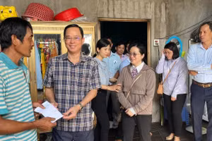 Lãnh đạo một số xã, phường tỉnh An Giang thăm hỏi, trao hỗ trợ các hộ dân bị hư hỏng nhà ở do ảnh hưởng giông lốc. 