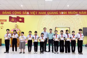 Hội Khuyến học trao học bổng cho học sinh miền biên giới An Giang.