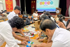 Giáo viên Tiểu học ở An Giang tập huấn hoạt động giáo dục STEM/STEAM. Ảnh: TN.