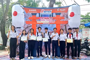 Hơn 380 học sinh An Giang hào hứng tham gia cuộc thi chọn học sinh giỏi giải toán trên máy tính cầm tay. (Ảnh: Trọng Nhân)