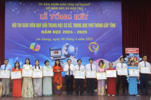 An Giang tổng kết trao thưởng 383 giáo viên THCS, THPT được công nhận giáo viên dạy giỏi cấp tỉnh năm học 2024 - 2025. (Ảnh: Trọng Nhân)