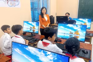 Trao tặng phòng máy vi tính cho học sinh tiểu học dân tộc tại An Giang.