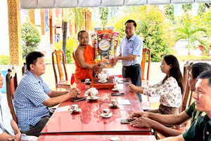 Lãnh đạo xã Ô Lâm (tỉnh An Giang) chúc mừng Lễ Sen Đôn Ta của đồng bào dân tộc Khmer.