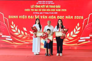BTC trao danh hiệu Đại sứ Văn hóa đọc năm 2026 cho các thí sinh.