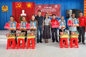 Trao biểu trưng tặng nhà và quà cho các hộ Khmer hoàn cảnh khó khăn xã Ô Lâm (tỉnh An Giang).