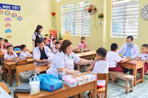 Ngành Y tế An Giang triển khai tiêm vắc-xin cho trẻ 7 tuổi.