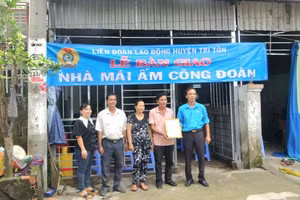 An Giang bàn giao 3 căn nhà Mái ấm Công đoàn cho nhân viên và giáo viên có hoàn cảnh khó khăn.