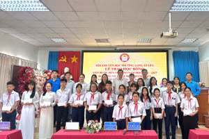 Hội Khuyến học phường Long Xuyên (An Giang) trao học bổng cho học sinh nghèo vượt khó.