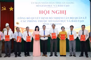 Ông Trần Quang Bảo, Giám đốc Sở GD&ĐT tỉnh An Giang trao quyết định điều động, bổ nhiệm và phân công công chức.