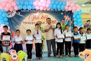 Trao học bổng và quà Trung thu cho học sinh Khmer.