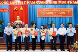 Lãnh đạo Tỉnh ủy An Giang trao quyết định và tặng hoa chúc mừng các nhân sự. (Ảnh: D.A)