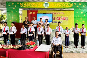 Trao tặng 30 suất học bổng "Xây dựng tương lai" cho học sinh Trường THCS Ô Lâm (xã Ô Lâm, tỉnh An Giang).