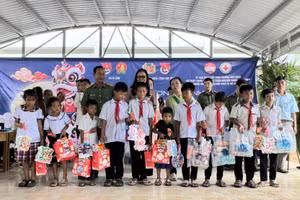 Trao tặng quà Trung thu cho học sinh Khmer.