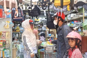 Phụ huynh mua sách giáo khoa cho con tại xã Phú Hòa, tỉnh An Giang.