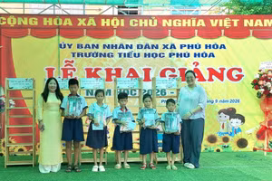 Trao quà và học bổng cho học sinh Trường Tiểu học Phú Hòa (xã Phú Hòa, tỉnh An Giang).