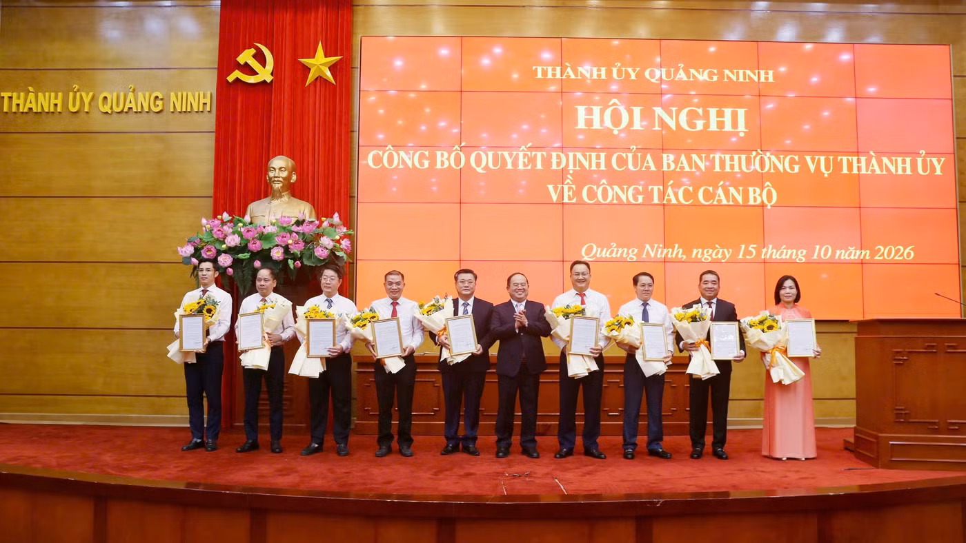 Bí thư Thành ủy Quảng Ninh trao quyết định cho các cán bộ được điều động, phân công nhận nhiệm vụ mới.