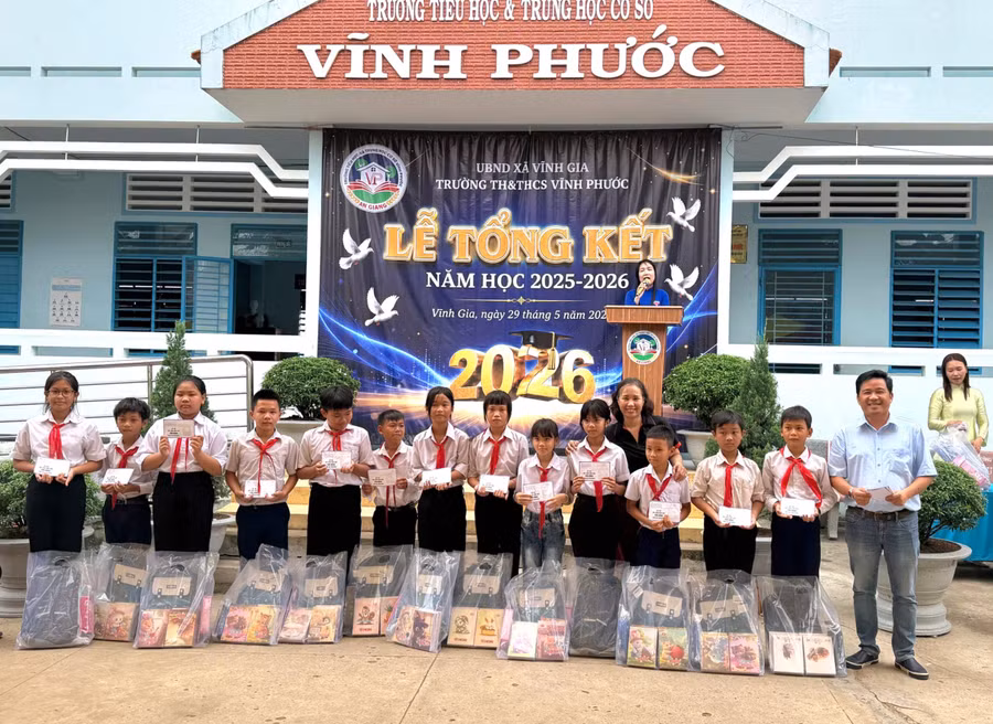 Nhóm "The Friends of Thichtumlum" trao tặng quà cho học sinh vượt khó.