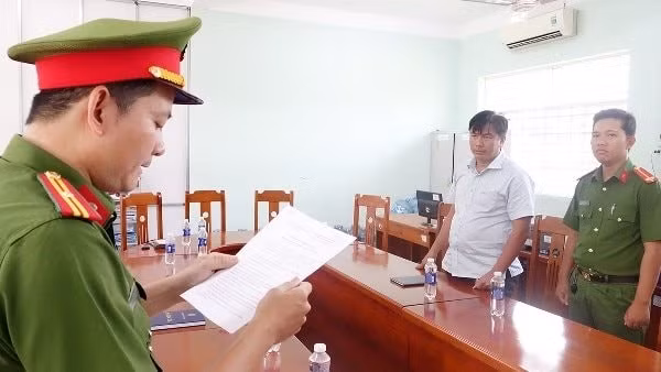 Cơ quan CSĐT Công an tỉnh An Giang thi hành lệnh bắt tạm giam bị can Trần Phú Hào. (Ảnh: Tiến Tầm)
