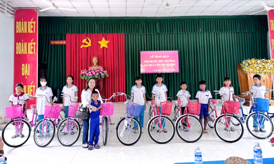 Trao tặng xe đạp cho học sinh Khmer huyện miền núi Tri Tôn (An Giang) vượt khó học tốt đầu năm học mới. 