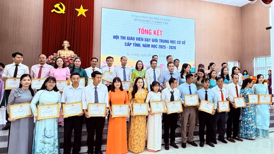 Trao khen thưởng giáo viên dạy giỏi THCS cấp tỉnh năm học 2025 - 2026.
