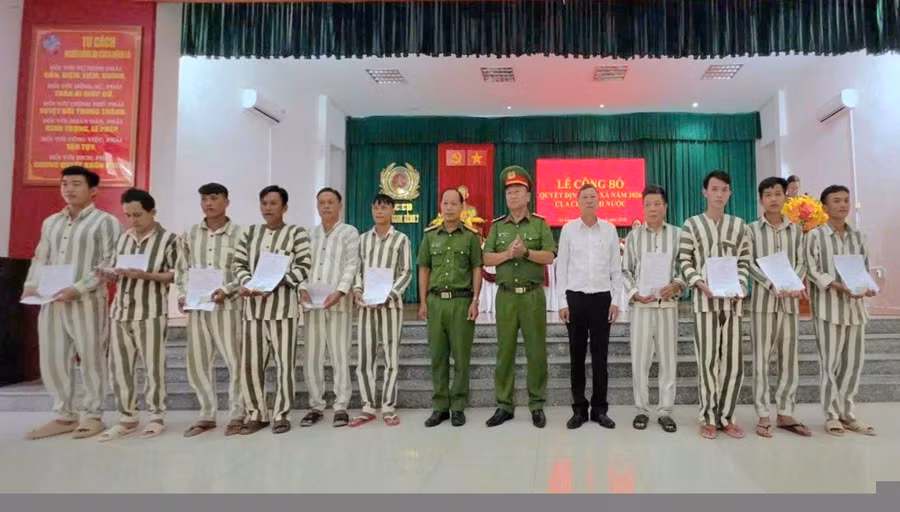 Lãnh đạo Trại giam Kênh 7 và TAND tỉnh An Giang trao Quyết định đặc xá của Chủ tịch nước cho phạm nhân.