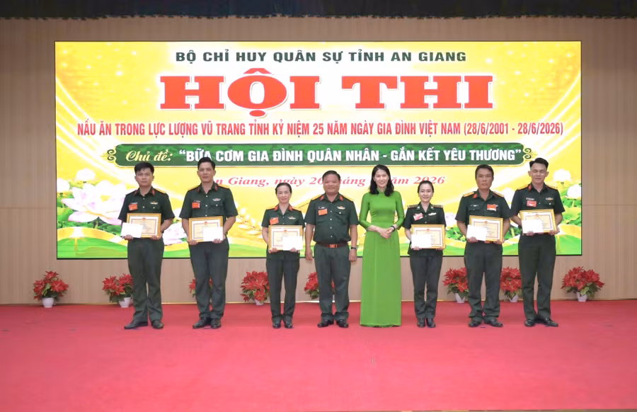 Ban tổ chức trao thưởng cho các đội đạt giải tại Hội thi.