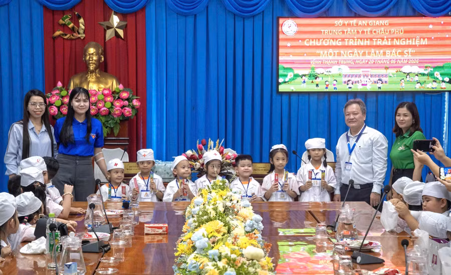 Trẻ mầm non trải nghiệm "Một ngày làm bác sĩ".