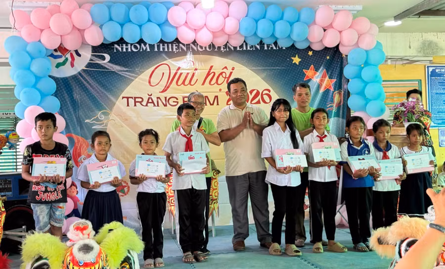 Trao học bổng và quà Trung thu cho học sinh Khmer.