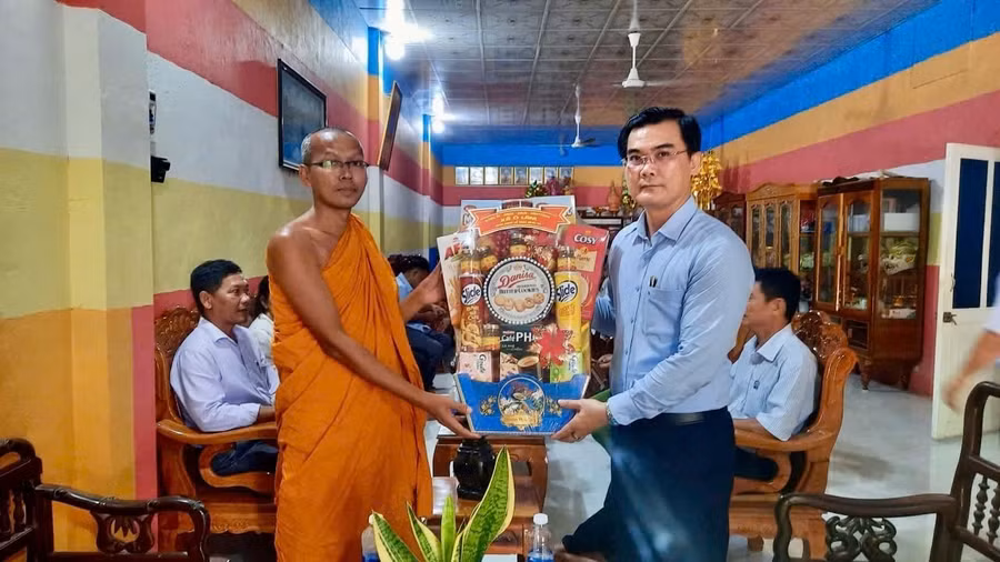 Lãnh đạo xã Ô Lâm thăm, tặng quà các chùa Khmer nhân dịp Lễ Sen Đôn Ta. 948a3921-4abd-4761-a0a2-5e24fbf84649-1-all-98917.jpg