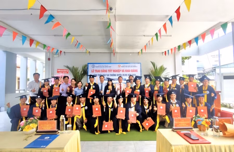 Trao bằng tốt nghiệp cho 30 tân cử nhân GDTH hệ vừa làm, vừa học.