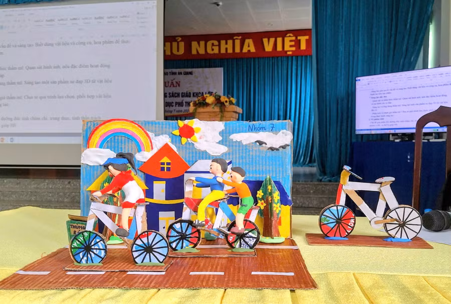 Sản phẩm hoạt động giáo dục STEM. Ảnh: TN. 1000094698.jpg