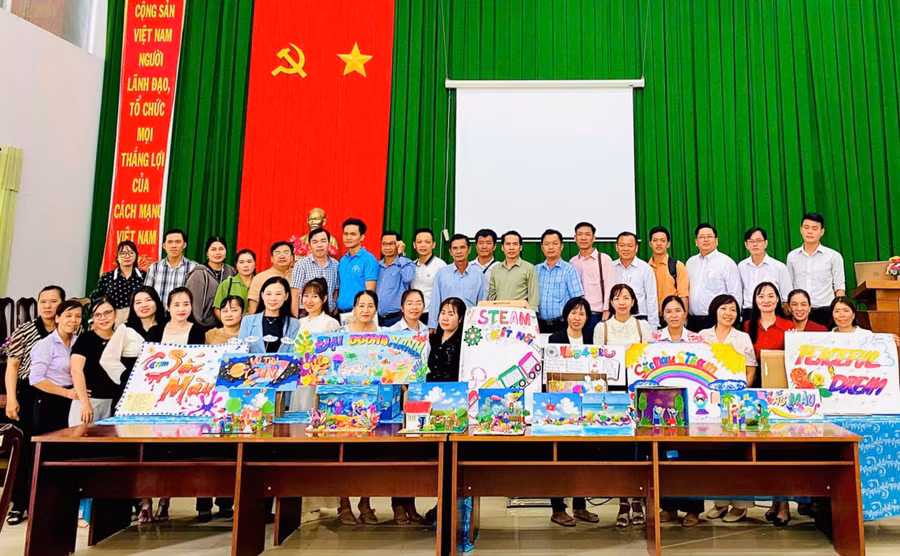 Giáo viên Tiểu học tham dự bồi dưỡng hoạt động giáo dục STEM/STEAM. Ảnh: TN. 1000094697.jpg