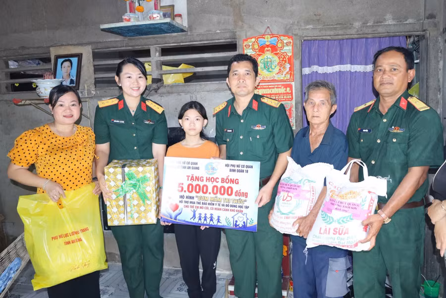 Bộ CHQS tỉnh An Giang và Binh đoàn 18 trao học bổng "Ươm mầm tri thức" cho học sinh.