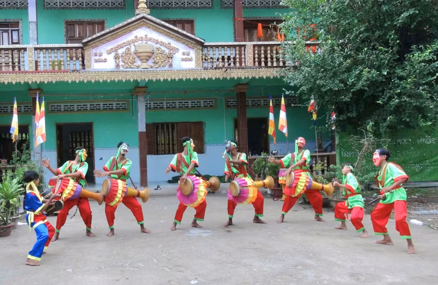 Múa trống Sa-dăm loại hình nghệ thuật độc đáo của đồng bào Khmer vùng Bảy Núi, An Giang.