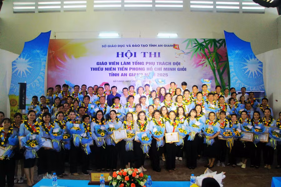 Biểu dương, khen thưởng 72 giáo viên làm TPT Đội TNTP Hồ Chí Minh giỏi. Ảnh: Trọng Nhân.