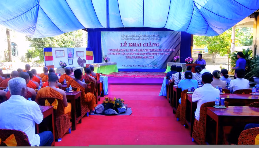 An Giang khai giảng các lớp truyền dạy khắc chữ kinh lá buông cho đồng bào dân tộc Khmer.