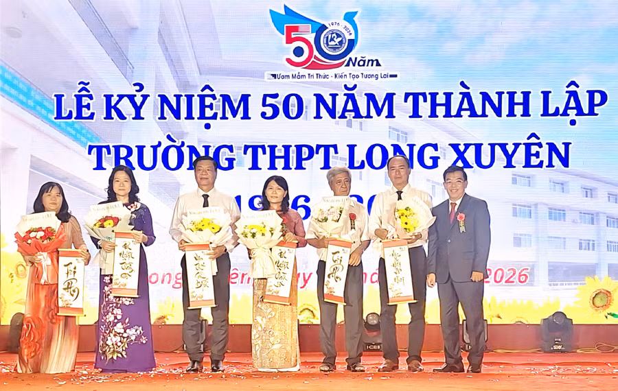 Trường THPT Long Xuyên (tỉnh An Giang) kỷ niệm 50 năm thành lập.