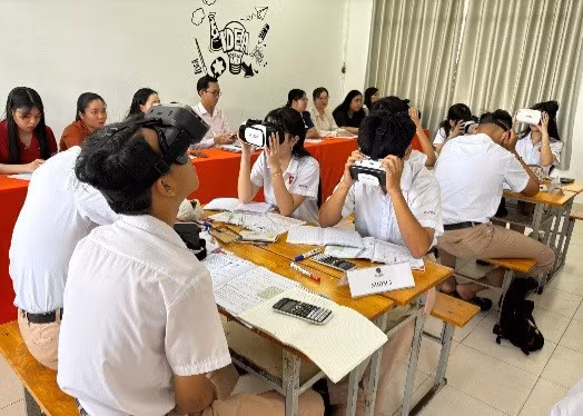 Học sinh iSchool Long Xuyên sử dụng VR trong học tập. 1000094952.jpg